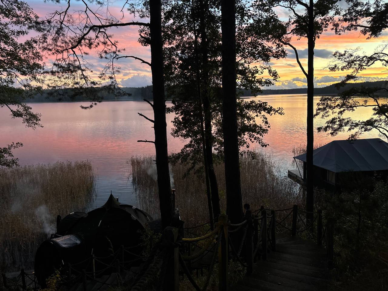 Ramus ežero vaizdas prie Lakajų Resort