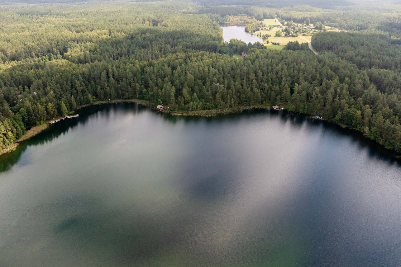 Baltųjų Lakajų ežeras ir Lakajų Resort iš oro